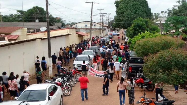Servidores da Educação protestaram nesta segunda (14) em frente a casa do Prefeito Tião Miranda, em Marabá