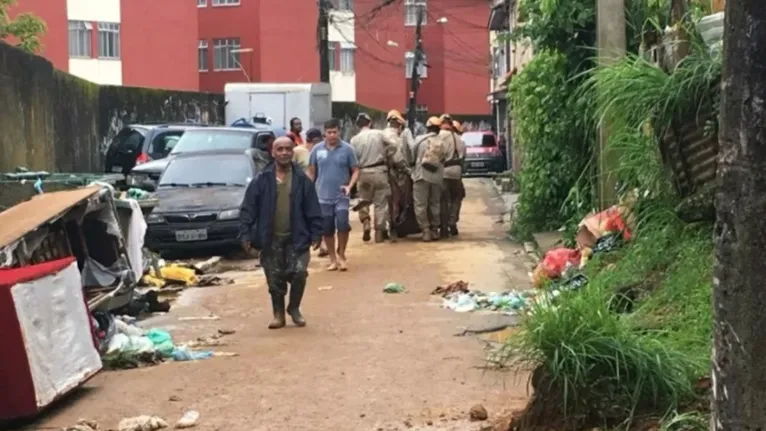 Moradores e bombeiros procuram por vítimas.