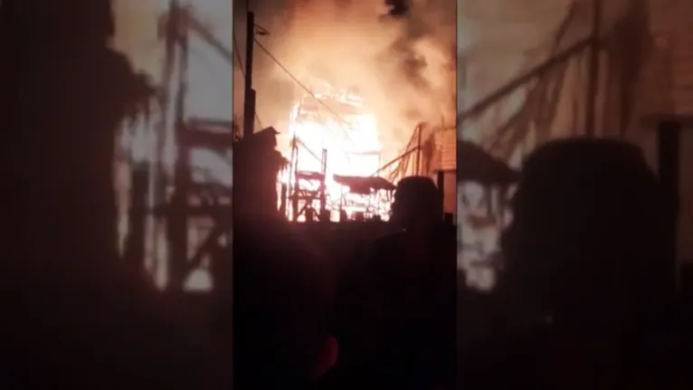 Incêndio foi provocado por uma vela acesa que caiu sobre um colchão.