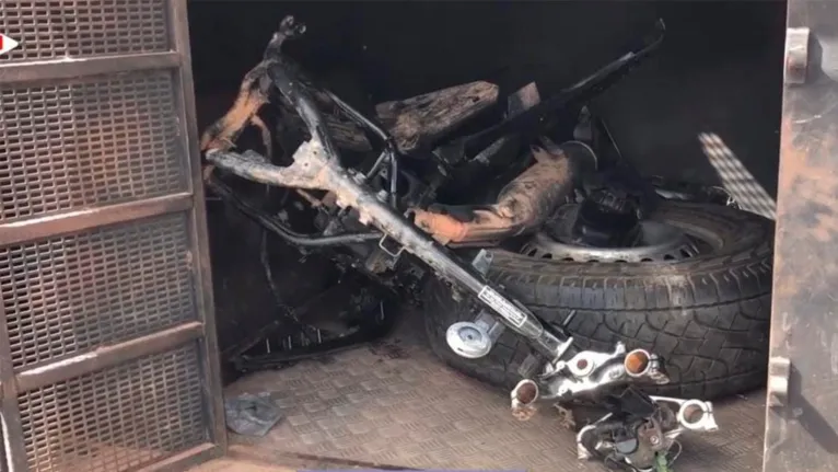 Peças da motocicleta modelo XRE, que foi desmontada pelo criminoso, foram  encontradas  em poder de um suspeito, que foi preso pelo crime de receptação.