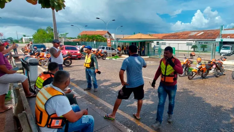 Mototaxistas se reuniram em frente ao Hospital Regional de Marabá
