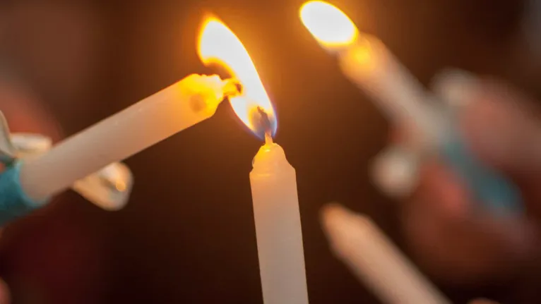 No dia de Nossa Senhora das Candeias, católicos costumam acender velas na janela de casa.