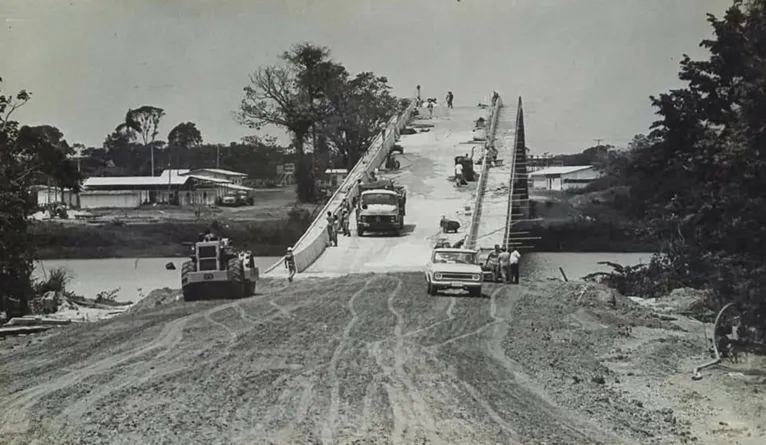 Ponte do Outeiro sendo construída em 1986. Obra levou apenas sete meses para ser concluída.