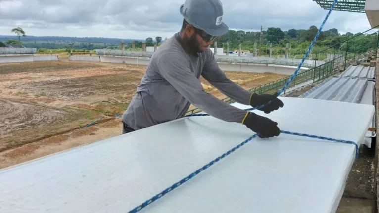 Os operários avançaram para finalizar a cobertura da arquibancada com a colocação das telhas termo acústicas.