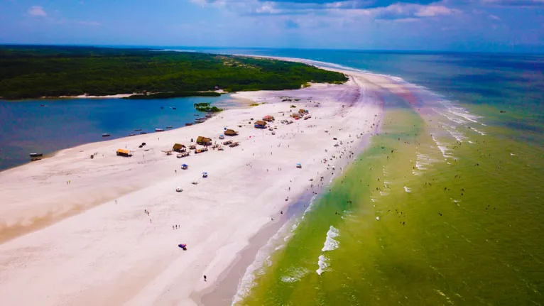 A praia do Mupéua, em Fortalezinha, também é berçário para a reprodução de tartarugas marinhas.