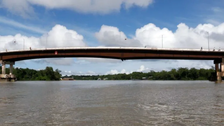 Com a batida, um dos pilares da ponte caiu.