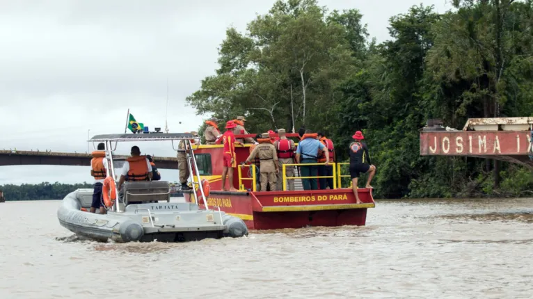 Bombeiros e Grupamento Fluvial fazem vistoria na ponte