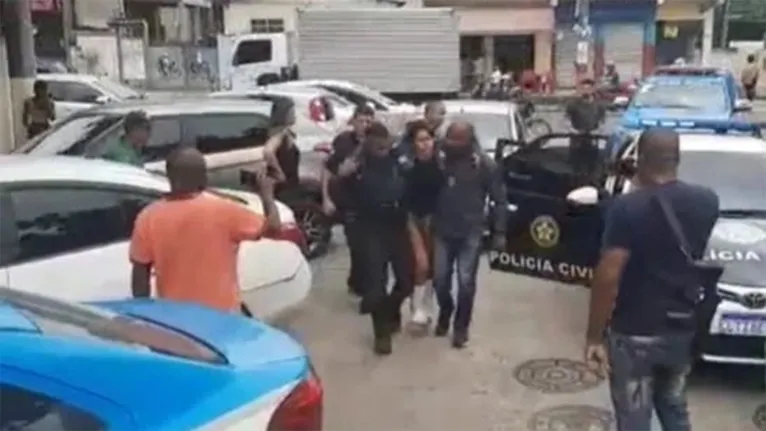 A "gata do 157", ao contrário dos verdadeiros felinos, não  se deu bem ao cair de um muro e teve que ser carregada pelos policiais.