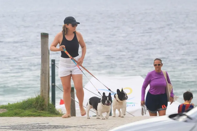 Regiane Alves mostra o corpo real de 43 anos na praia