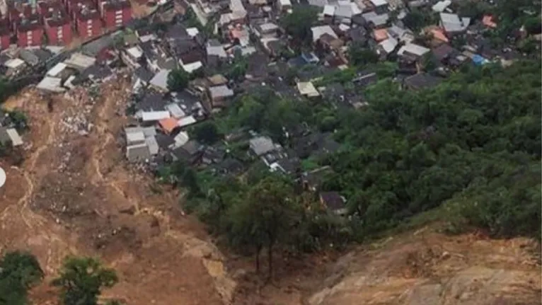 Imagem aérea dá uma dimensão do tamanho do deslizamento de terra no morro.