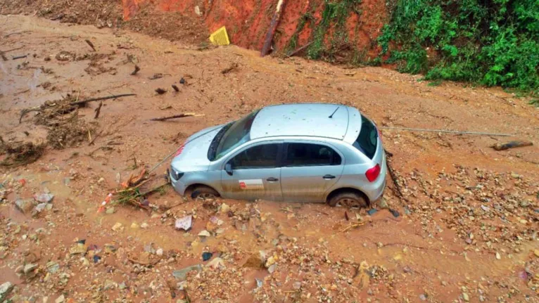  Volume de areia cobriu parcialmente um dos veículos da empresa. Não há informações se alguma pessoa ficou no atoleiro.