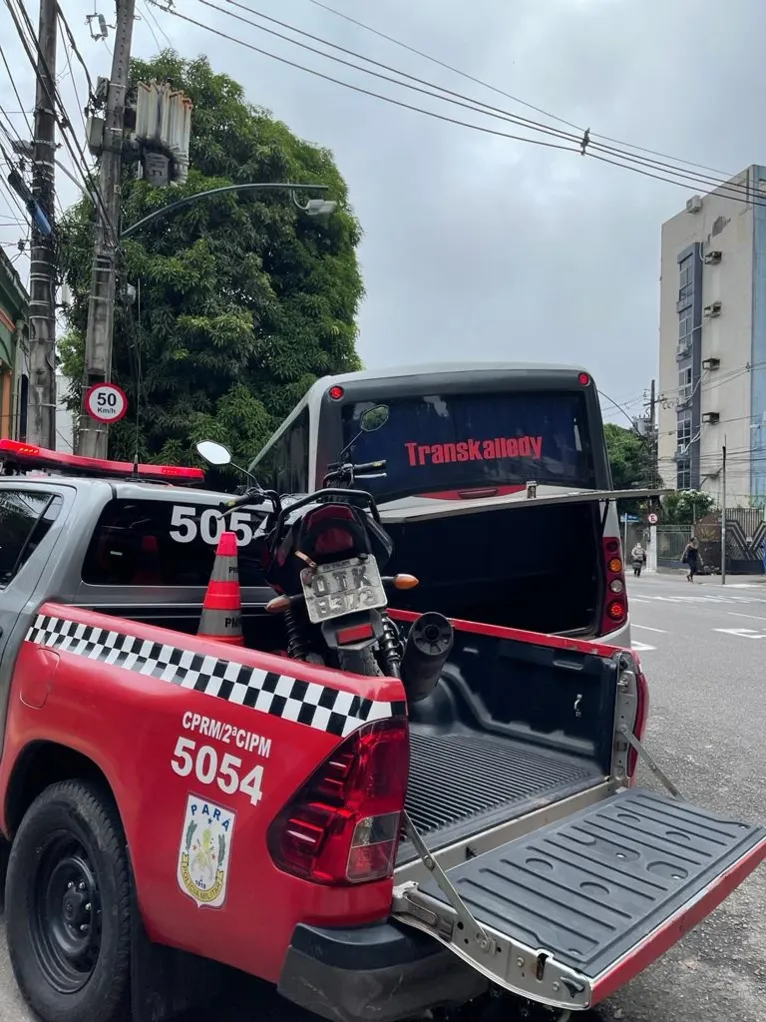 Uma moto roubada usada na ação foi apreendida pela PM