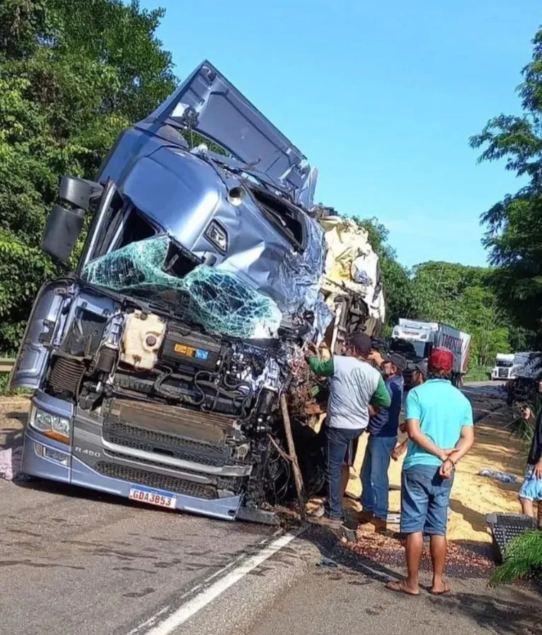 Musa das estradas fica presa nas ferragens em grave acidente 