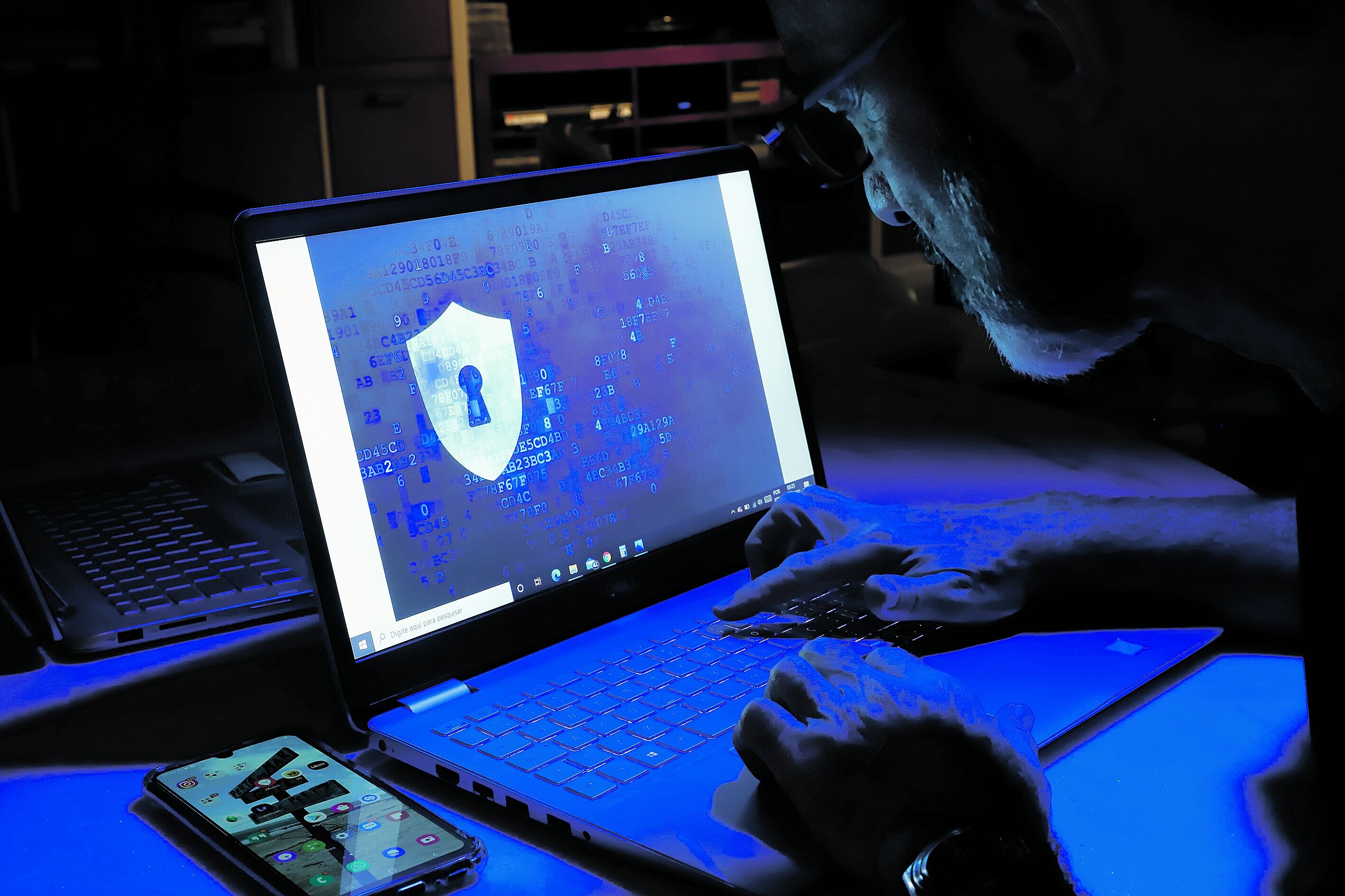 Os criminosos cibernéticos usam as redes sociais para aplicar alguns golpes