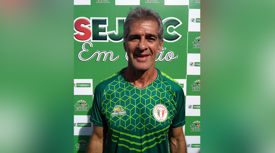 O técnico do crocodilo é Charles Guerreiro que tem um vasto currículo no futebol brasileiro