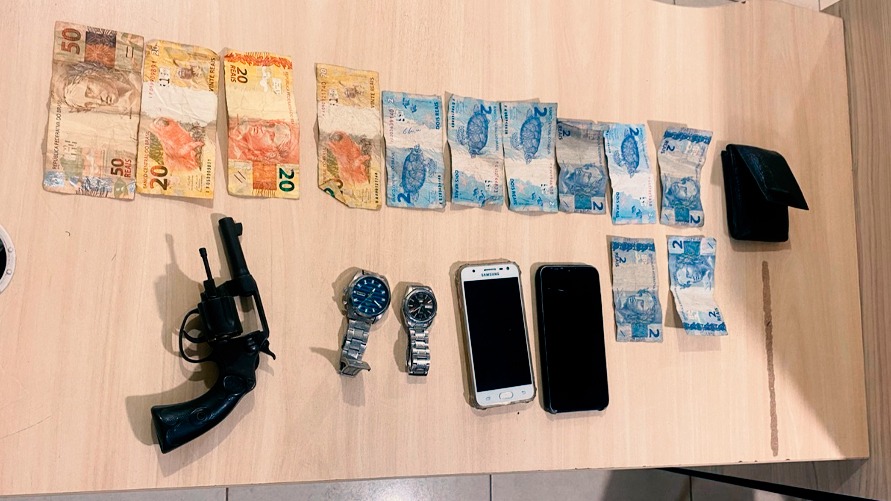 Com os três foram encontrados R$ 596 reais em dinheiro e mais três aparelhos celulares, dois relógios, um revólver calibre 32 com cinco munições