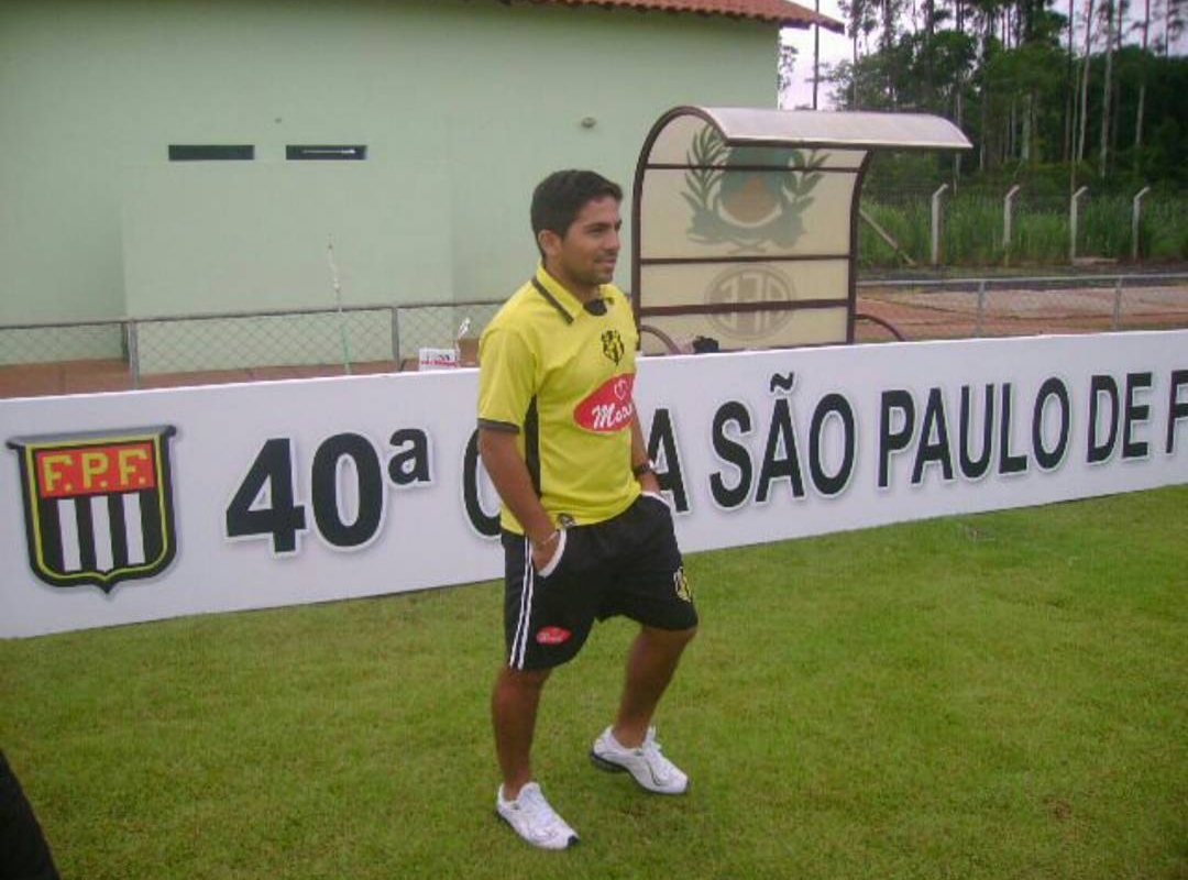 O treinador iniciou sua carreira no futebol do Castanhal, em 2004