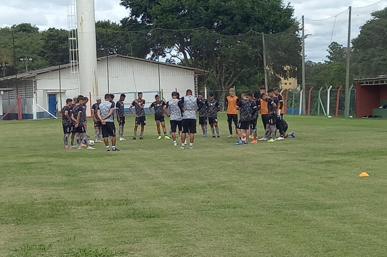 O time realizou um treino na tarde de ontem (4), no Centro Esportivo e Cultural (CECE) Romão de Souza