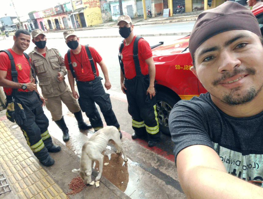 O microempresário Márcio Moreira com a equipe do Corpo de Bombeiros e o cachorro.