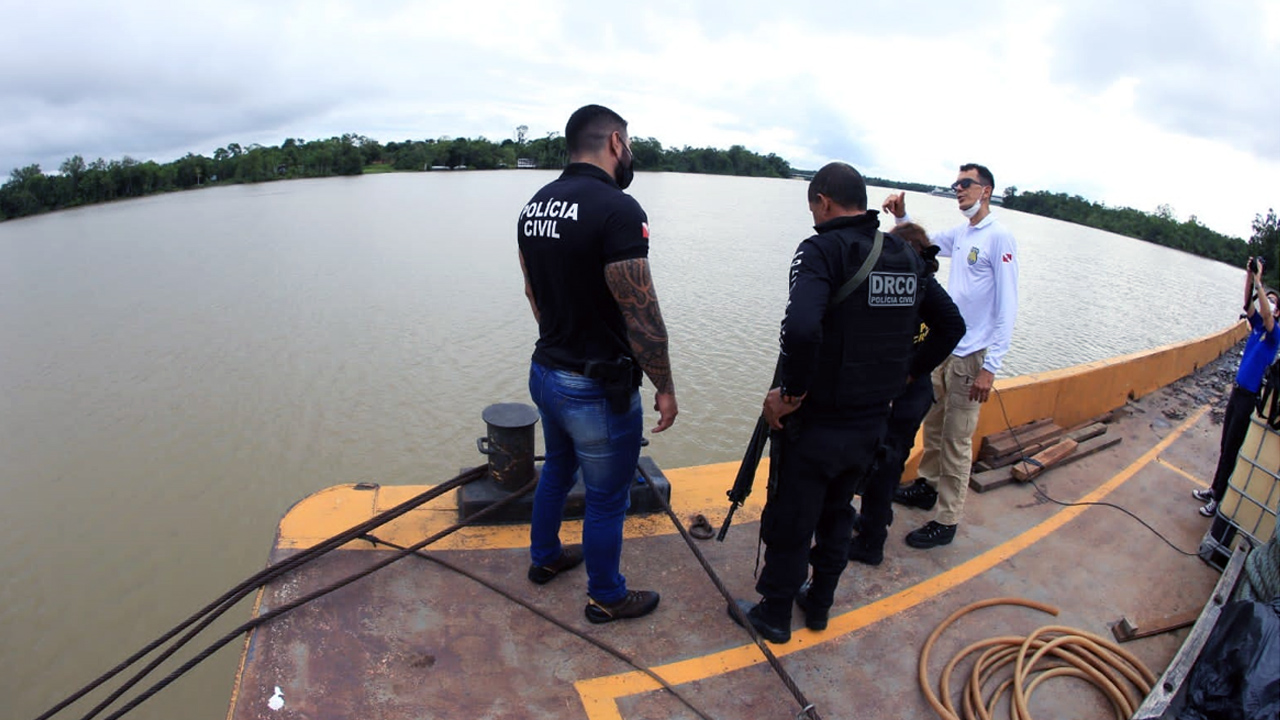Delegado Luis Carlos Barros Júnior e peritos vistoriam embarcação suspeita.