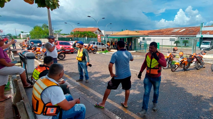 Mototaxistas se reuniram em frente ao Hospital Regional de Marabá