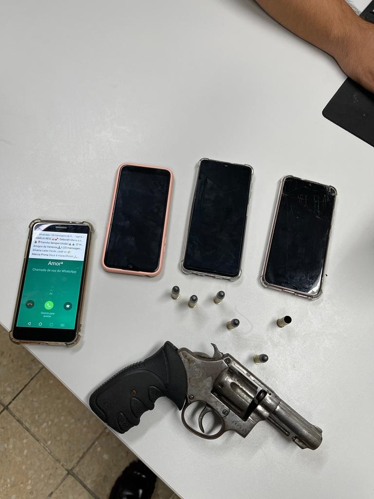Na foto um revolver calibre 38 celulares roubados apreendido pela PM