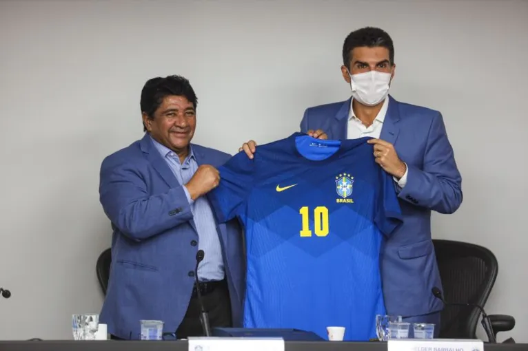 Ednaldo Rodrigues, presidente interino da CBF, presenteou o governador do Pará com uma camisa da Seleção Brasileira