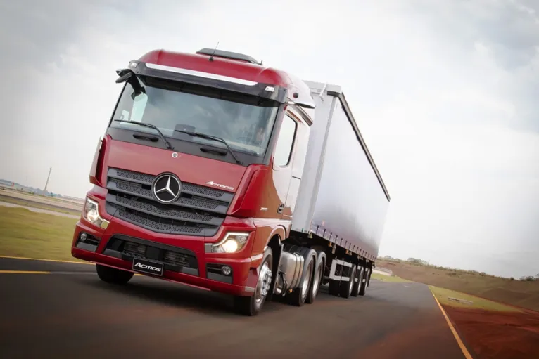 Novo Mercedes-Benz Actros em test-drive na rota da
safra