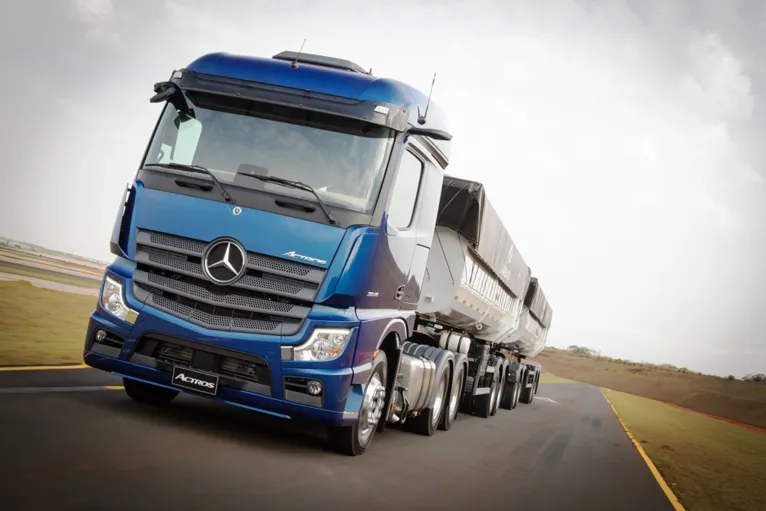 Novo Mercedes-Benz Actros em test-drive na rota da
safra