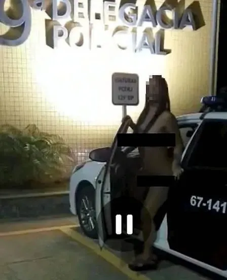 RJ: mulheres posam quase nuas em carro da Polícia Civil