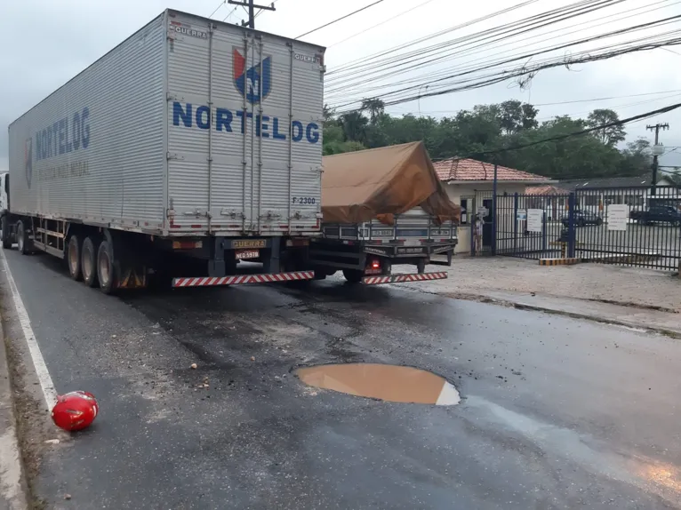 Após a colisão com o microônibus, a vítima foi atingida por um caminhão que passava no local