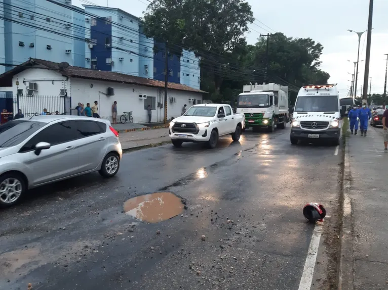 O microônibus tentou desviar de um buraco na pista e acabou atingido a moto