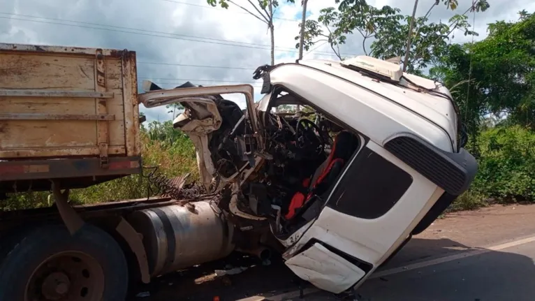 Um dos caminhões ficou totalmente destruído com a batida