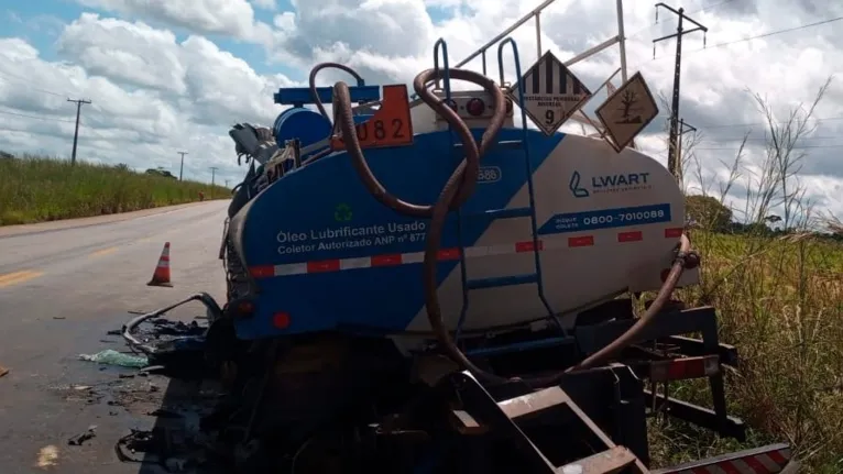 O tanque do caminhão batido largado na rodovia está derramando o óleo nas águas