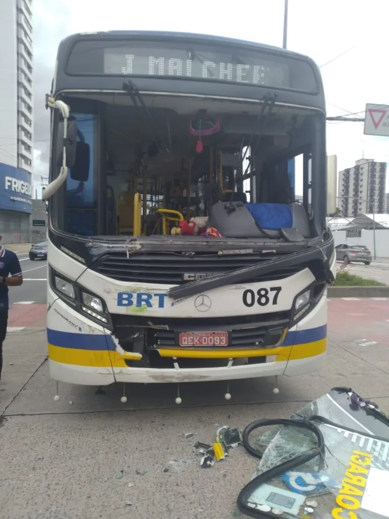 Motorista teria avançado o sinal vermelho.