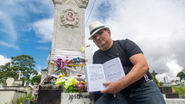 Átila posa ao lado do túmulo da mulher que deu origem à historia "A moça do táxi".