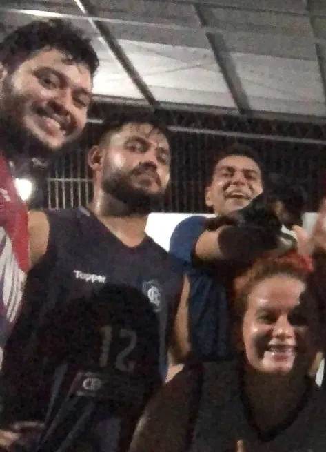 William (com a camisa do Clube do Remo), com amigos fazendo o que mais amava: jogar basquete