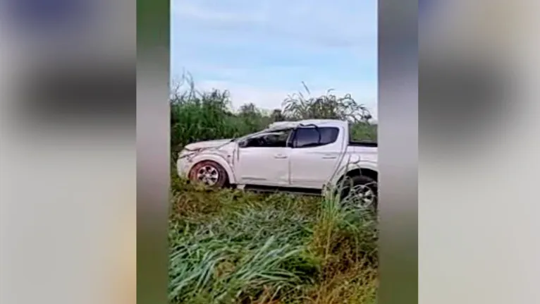 Caminhonete que o jovem estava ficou com a frente destruída