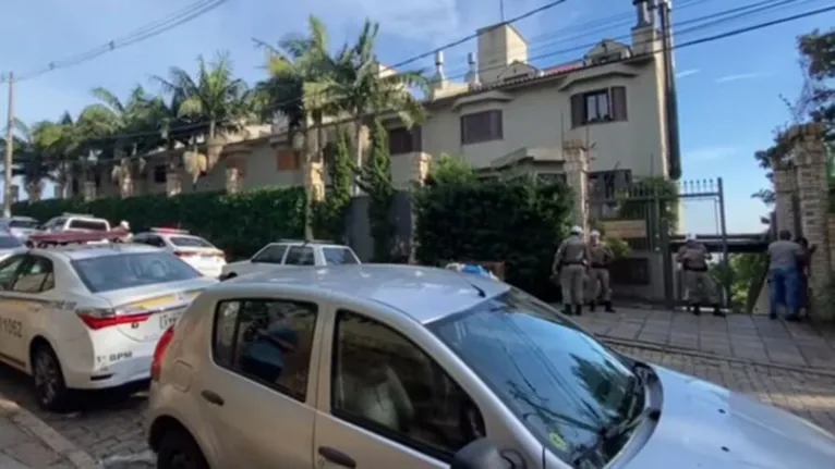 Casa da família fica localizada em bairro nobre de Porto Alegre.