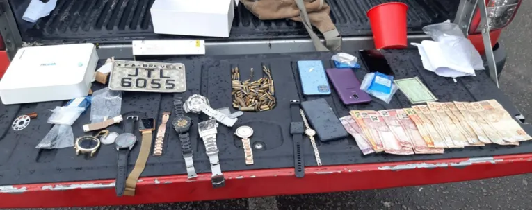 No local foram encontrados 106 munições de vários calibres, relógios, dinheiro e celulares