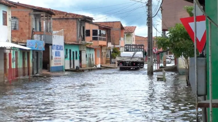 A Defesa Civil informa que este não é o melhor momento para o retorno das famílias, pois mesmo com a baixa no nível do rio é preciso realizar a limpeza das áreas afetadas