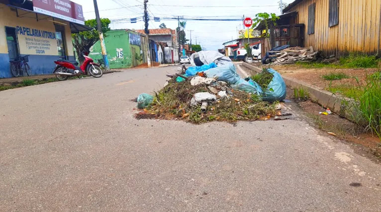 É comum as pessoas se desfazerem do lixo produzido em locais inadequados, fora da rota do caminhão coletor e em péssimas condições de acondicionamento.