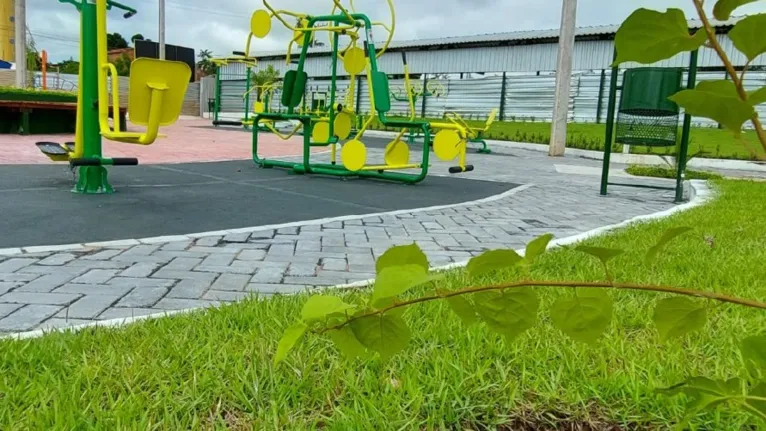 Academia montada na praça