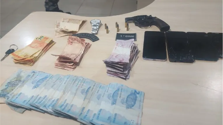 A polícia recuperou quatro aparelhos de celulares, um relógio, R$ 811 reais em espécie e um revólver calibre 32 com seis munições intactas