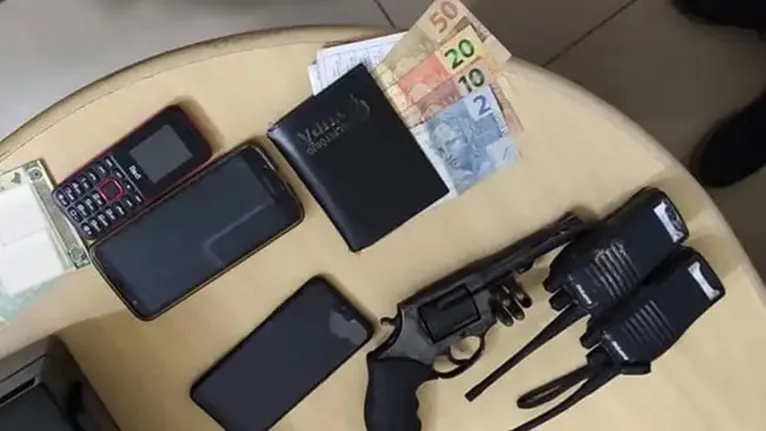 Objetos apreendidos pela PRF durante a fiscalização na BR-230, no município de Altamira