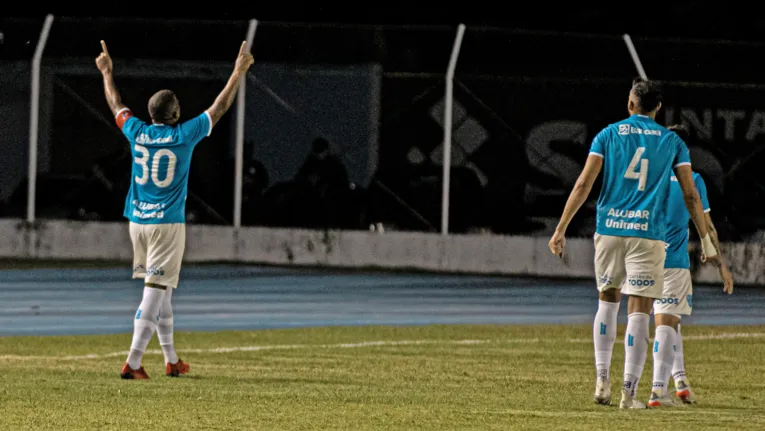 Genílson comemora o primeiro gol do Lobo