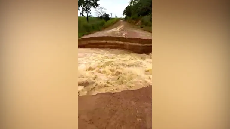 Tráfego foi interrompido por conta da intensidade da força da água, oriunda de um igarapé