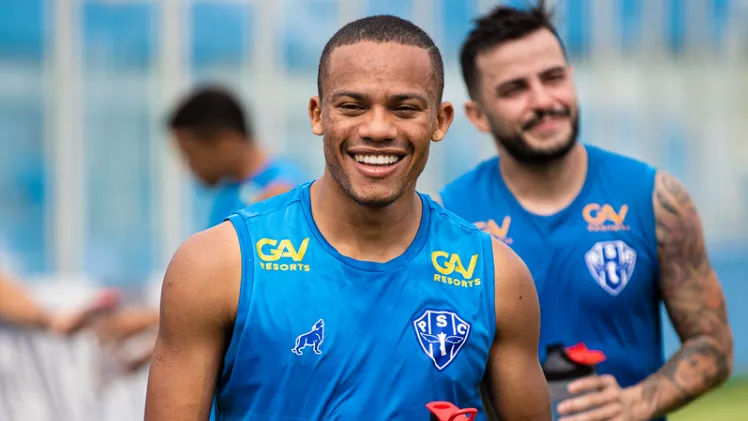 Robinho se machucou e perdeu espaço na equipe titular, porém, é homem de confiança de Márcio Fernandes