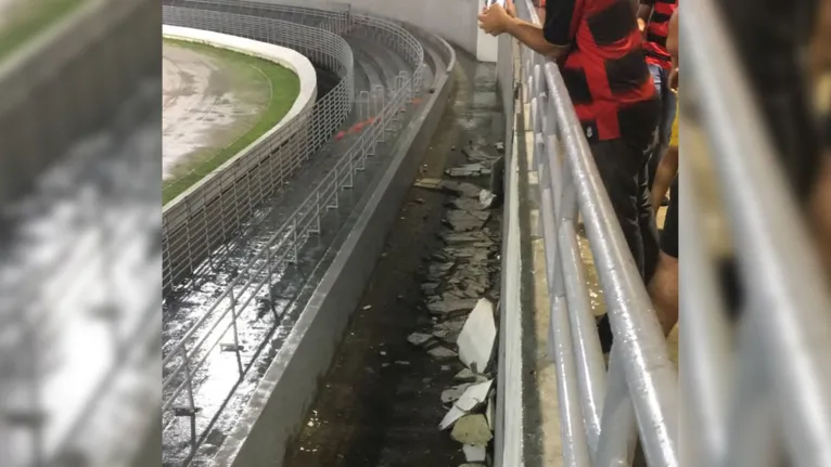 Parte do reboco que desabou fica nas arquibancadas do estádio