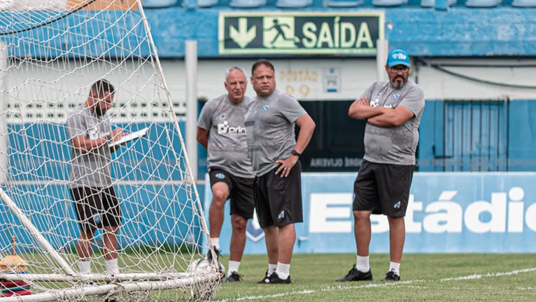 Márcio Fernandes comandou treino tático e de bolas paradas